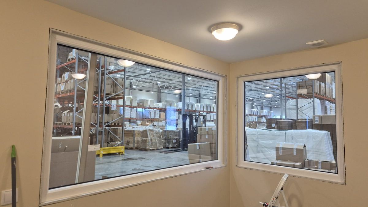 Divi jauni PVC logi biroja stūrī