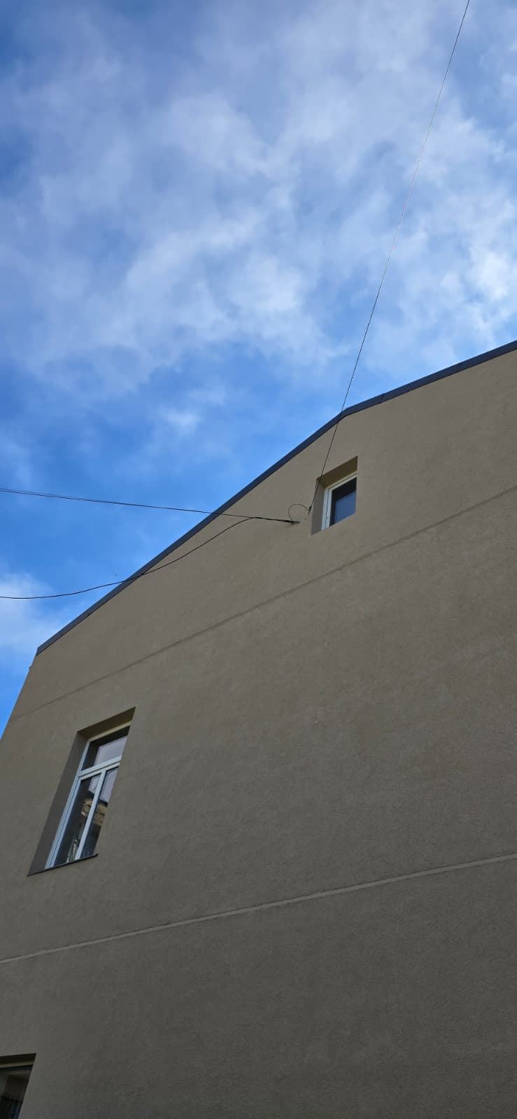 Siltinātā gala siena ar gaišu dekoratīvo apmetumu