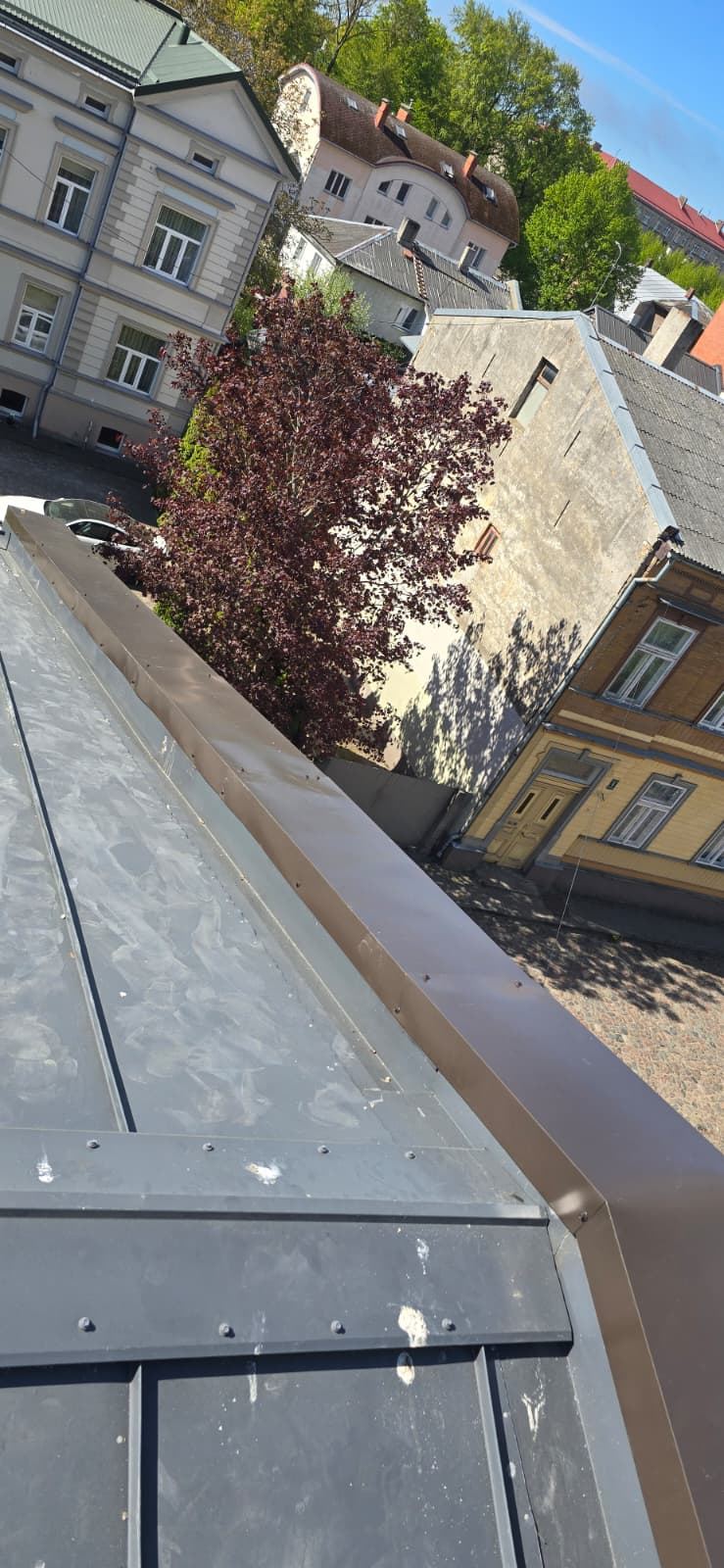 Jaunie skārda vējmalas elementi uz sienas augšmalas