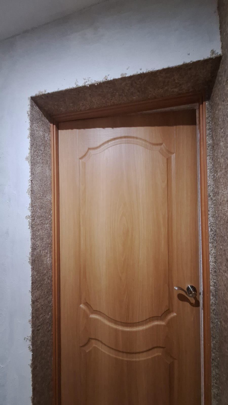 Новая межкомнатная дверь с наличниками