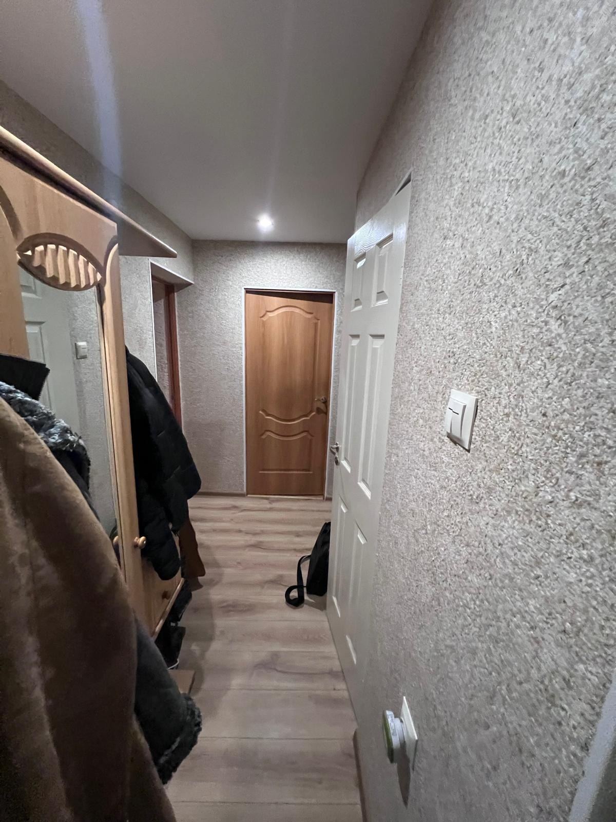 Прихожая после ремонта со встроенными светильниками