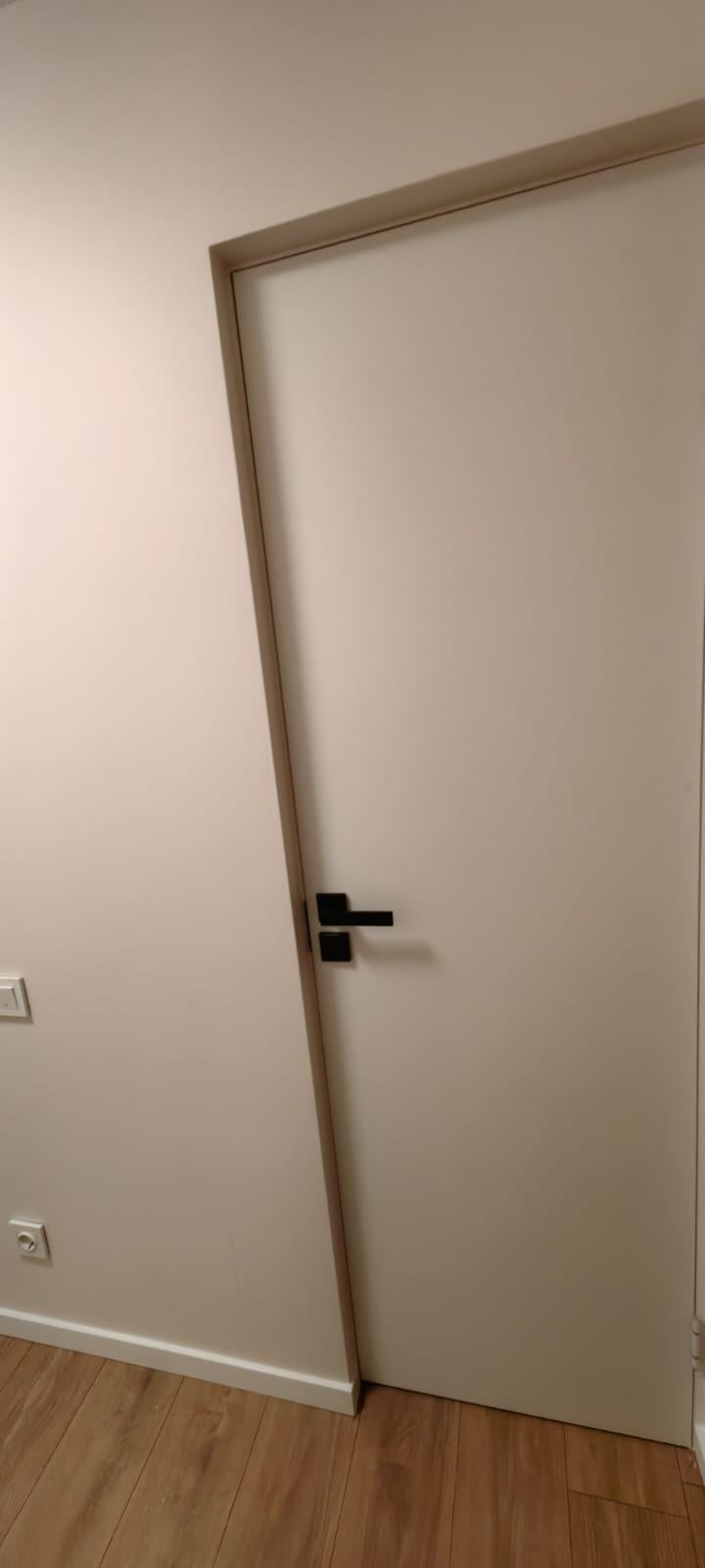Jaunas iekšdurvis ar apdarinātu aili