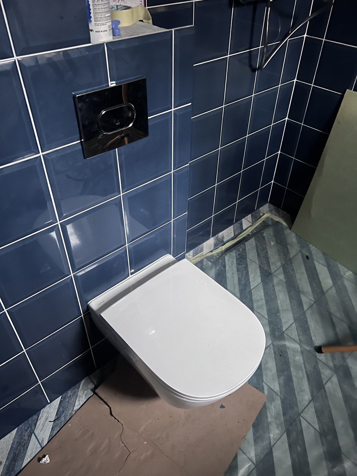 Brīvi stāvošs WC pods un zilas sienu flīzes