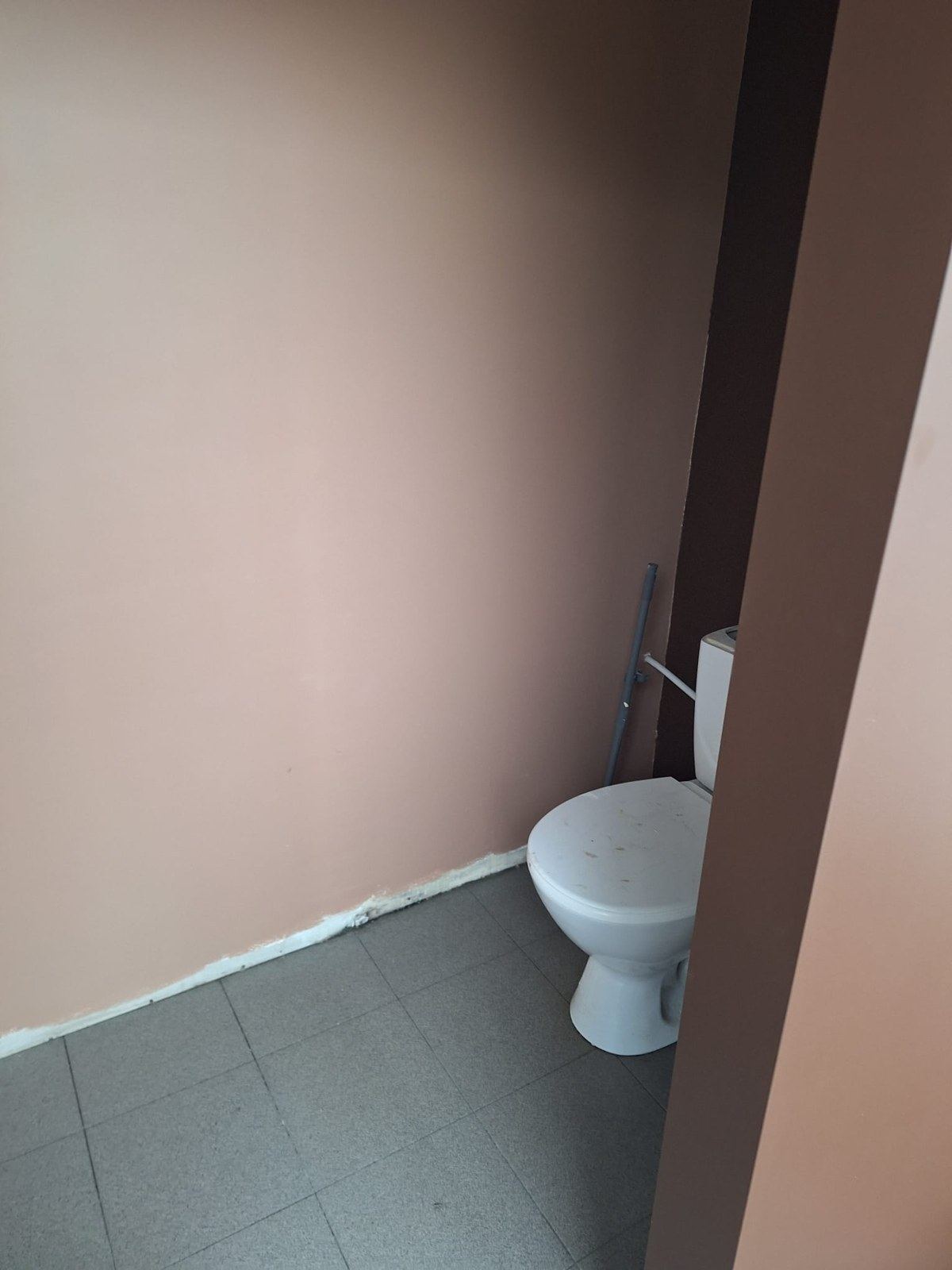 Nokrāsota sienas daļa pie WC