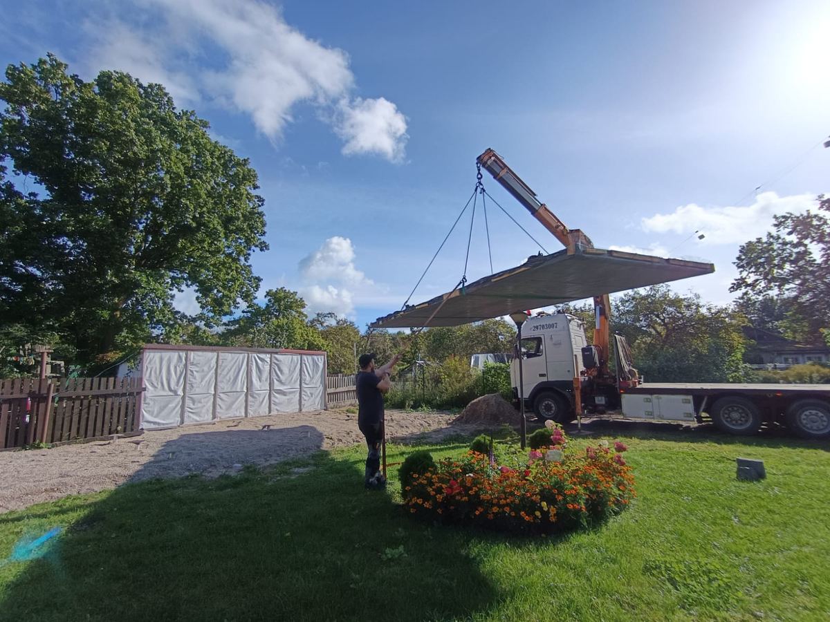 Paneļa montāža ar celtni objektā