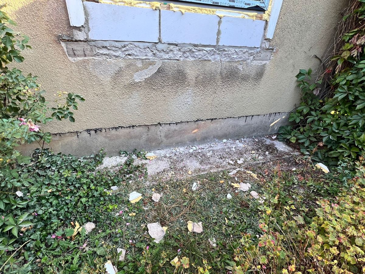 Bojāts, drūpošs cokols zem loga